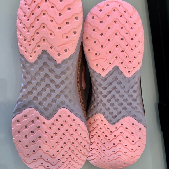 Nike - Picture 4 of 5